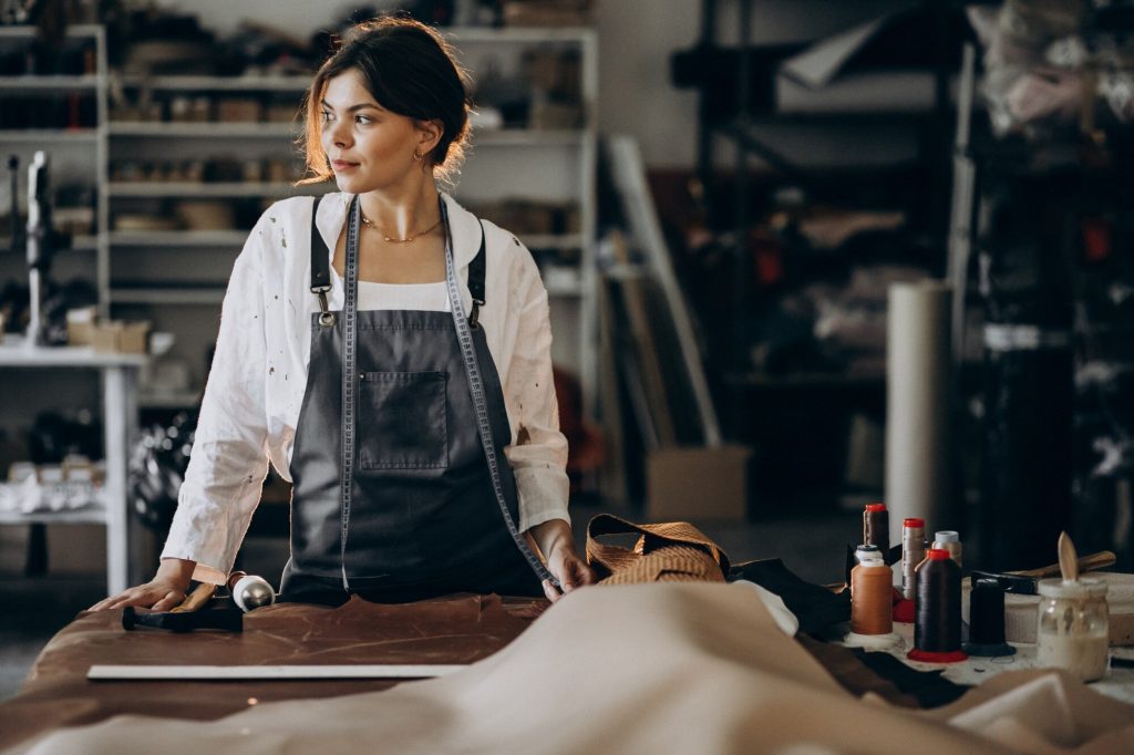 mujer trabajando en cuero